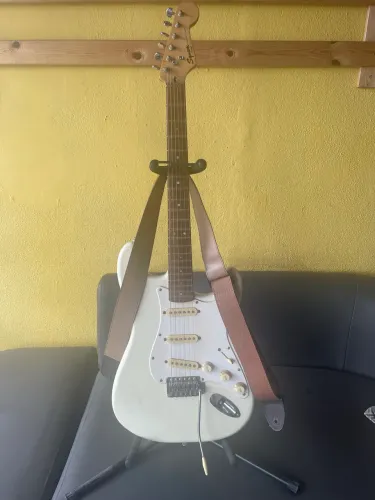 Guitarra + caixa + bagcase + correia + stand + porta-palhetas com palhetas