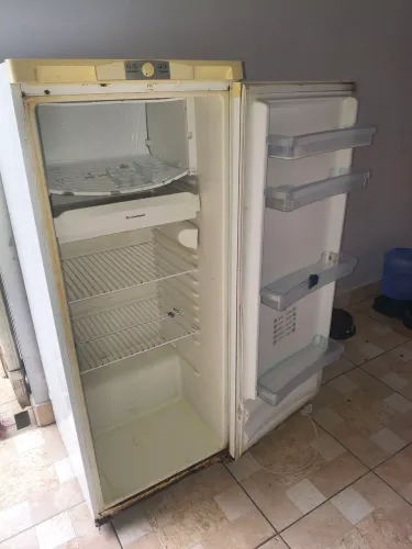 Geladeira Continental 270 litros Usada.