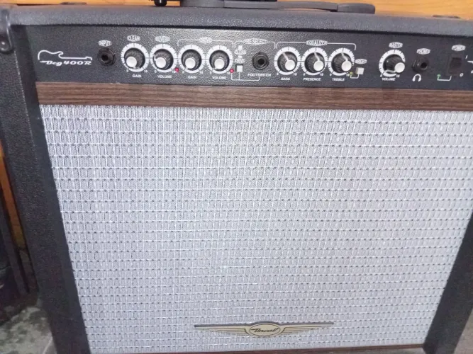 Amplificador Oneal OCG400r 1x12 90 watts transistorizado com reverb de mola e footswitch