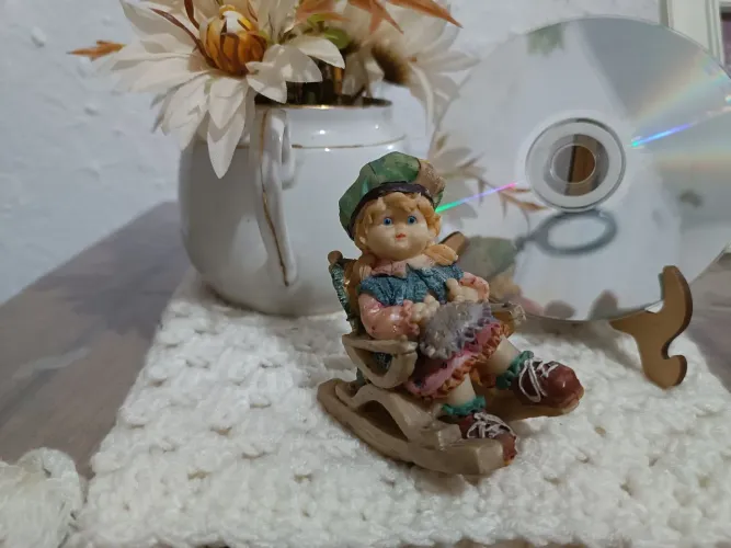Bibelô víntage de menina camponesa