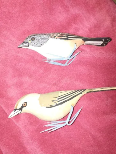 2 esculturas de pássaro em madeira
