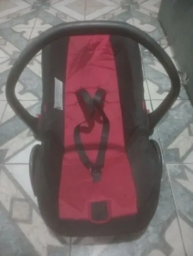 Bebê conforto preto e vermelho