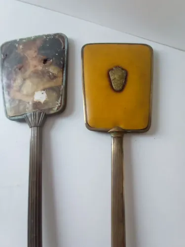 Espelho de mão antigo de metal.... Estrutura