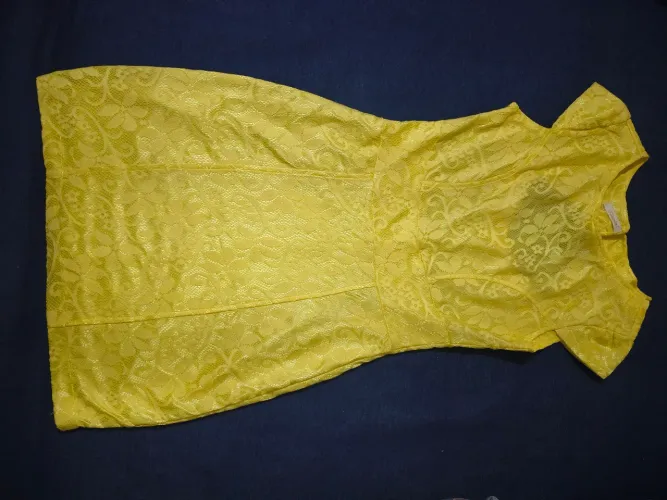 Vestido amarelo em renda forrado com detalhes nas costas