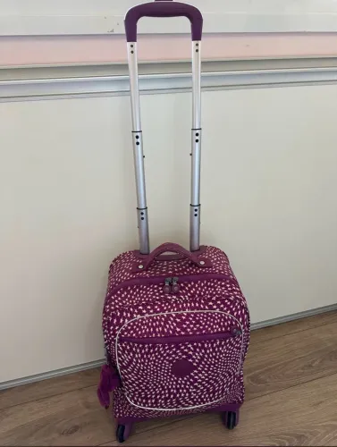 Mochila e estojo kipling em ótimas condições com muito pouco tempo de uso