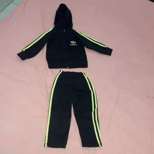 Conjunto de frio da Adidas veste 3 anos
