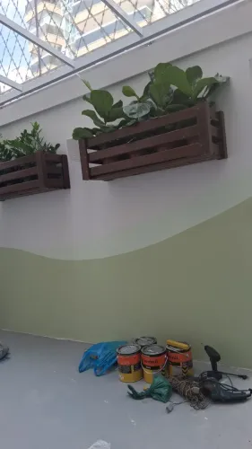 Sou pintor predial e comercial trabalho por orçamento e por diaria melhor acabamento
