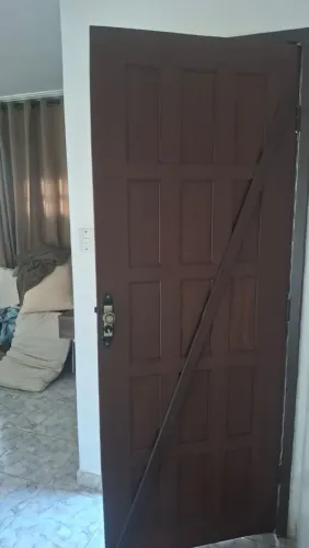 Vendo uma porta maçaranduba