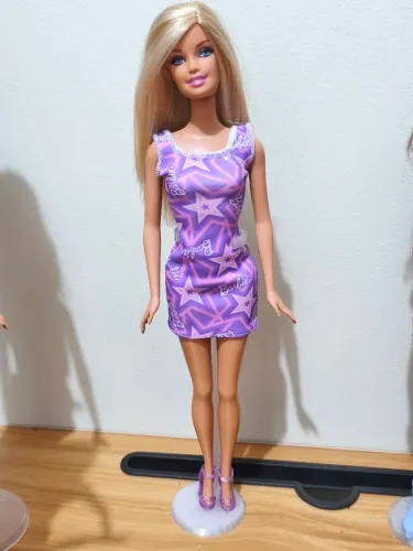 Barbie antiga 1999 com look básica atual.
