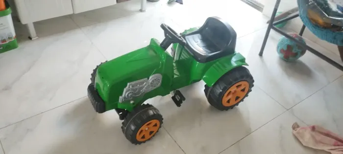 Trator de pedal infantil 