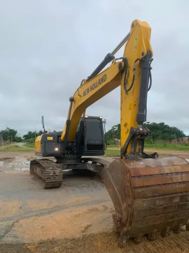 Escavadeira E215C Evo New Holland