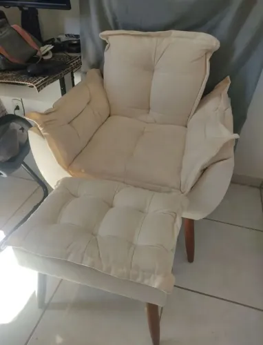 POUTRONA COM DESCANSO DE PÉ