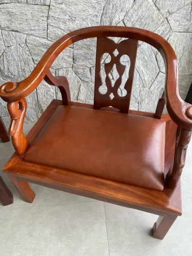 Par de poltrona estilo oriental / horseshoe em madeira maciça
