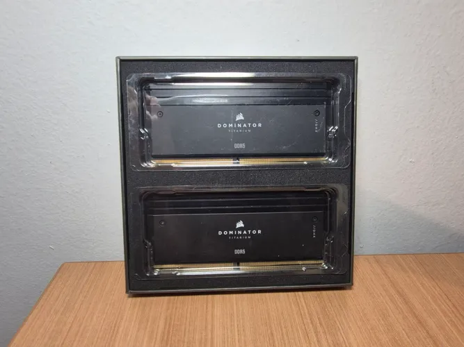 Memoria Ram Corsair Dominator Titanium RGB Preta 7000MHZ DDR5 32gb CL34