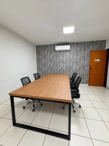 Mesa de escritório para 6 pessoas - ilha com saída para eletrônicos 