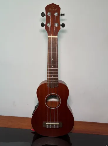 Ukulele Kalani 8139 sem uso na caixa com afinador e saída para amplificador