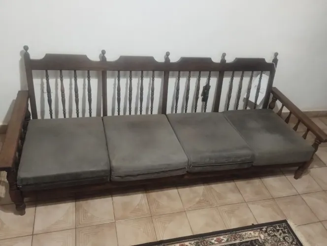 Conjunto sofá de madeira maciça, madeira canela 4 lugares e duas poltronas