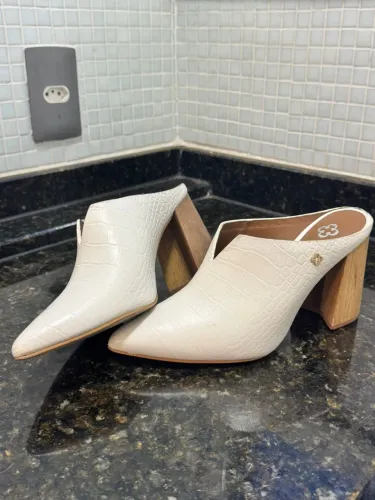 Sandália Capodarte branco - salto madeira 2 cores Número 35 Usado