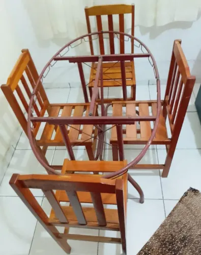 Conjunto de Mesa de Jantar. Mesa em ferro e Cadeiras Maadeira Maciça 