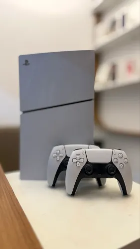 PLAYSTATION 05 COM 2 CONTROLES 