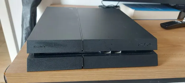 Playstation 4. Inclui 2 jogos e 3 controles.
