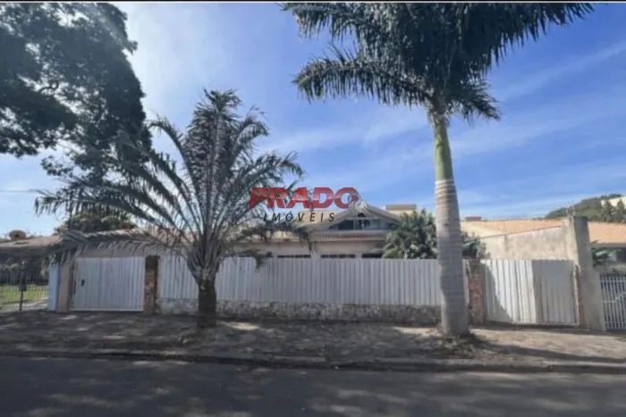 Casa à venda em Maringá, Zona 05, com 2 suítes, com 300 m²