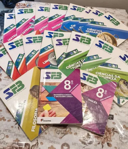 Vendo coleção de livros do Sistema Farias Brito (SFB) do 8º ano do Ensino Fundamental.