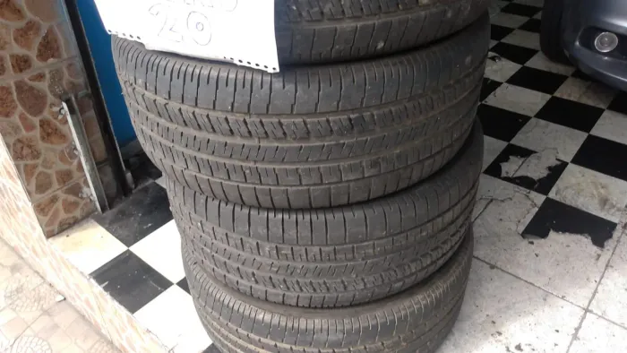 Vende se Pneus Aro 20     Marca  Goodyear   Semi novo   245/45zr20    Eagle f1