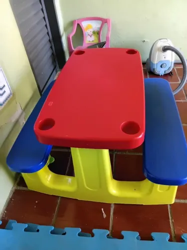 Mesa infantil de atividades com 2 bancos, assentos laterais integrados