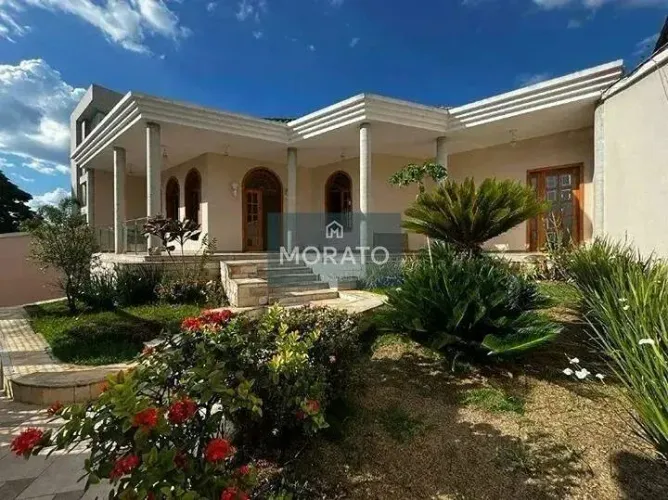 Casa com 4 Quartos sendo 1 Suíte com 5 Vagas de garagem no Bairro Castelo.