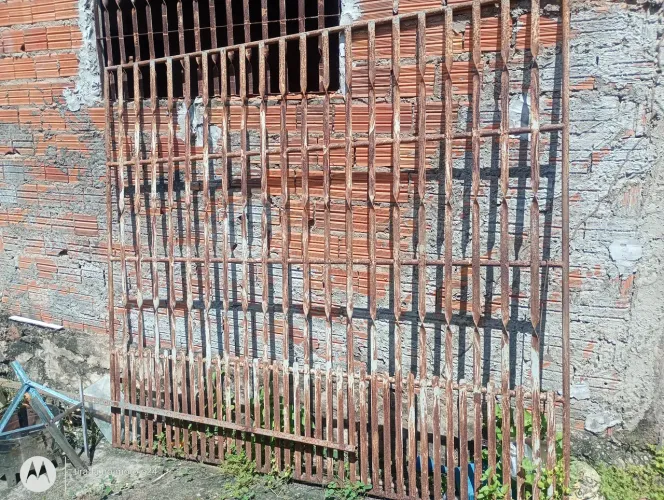 Portão de ferro de correr de 2,40x 2,15, precisando colocar as roldanas