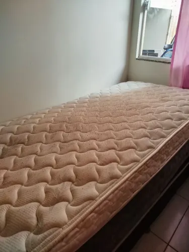 Vendo colchão de molas solteiro