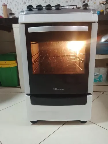 Fogão Eletrolux com luz no forno