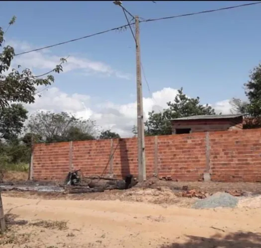 Terreno 800 m² com casa pequena, murado, perto da Av. Panaquatira