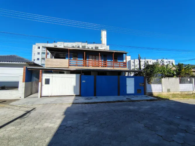 Casa com 04 kitnets e 02 apartamentos. Oportunidade para investimento!