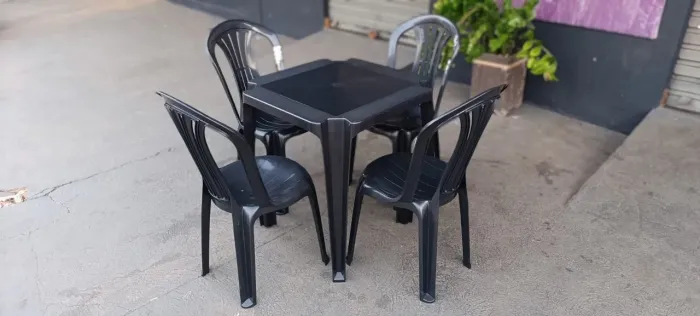Jogo de mesa e cadeiras plástica cor preta 