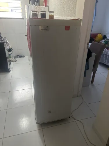 Vendo geladeira boa só algumas marcas de uso