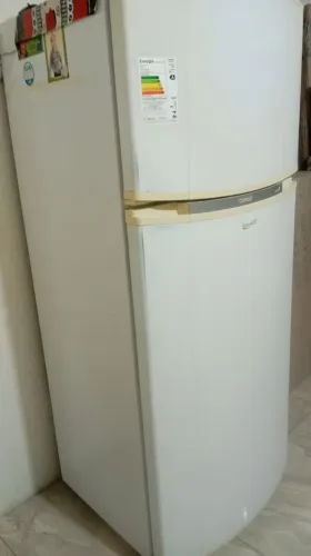 Vende se uma geladeira Consul Bem Estar duplex 402