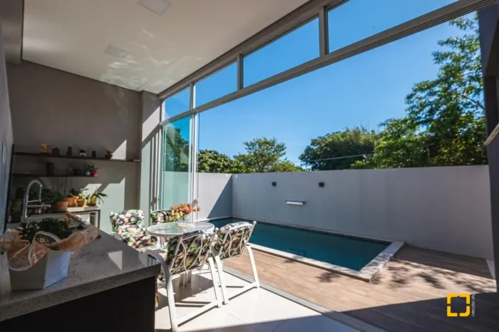 Brognoli Vende - Casa Alto Padrão à Venda em Condomínio Fechado - Florianópolis/SC