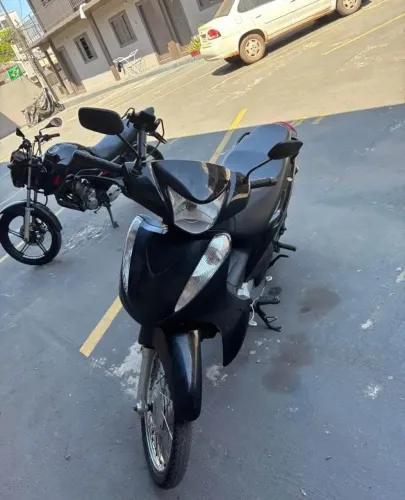 Moto biz preta