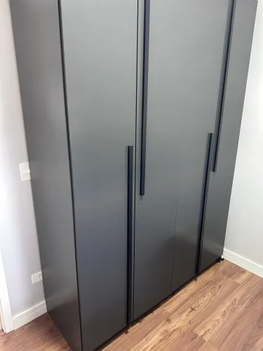 Guarda-roupa SUPER bem conservado preto fosco