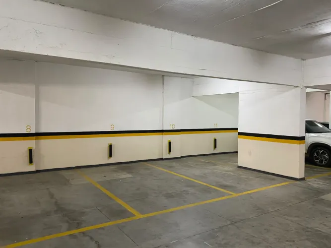 Vaga de garagem coberta e numerada em região com forte fluxo para locação