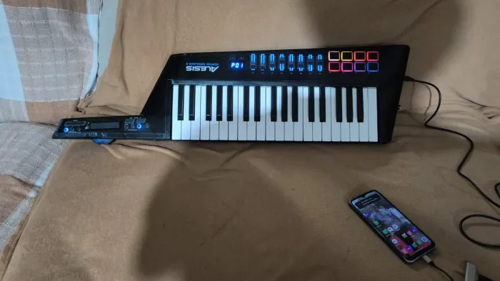 KEYTAR ALESSIS POR APENAS R$ 2.500,00