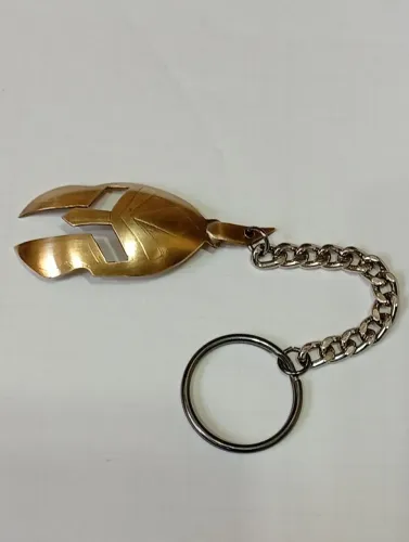 Chaveiro elmo medieval dourado 14 cm total