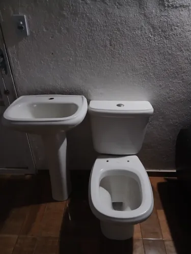 Lavatório e vaso sanitário