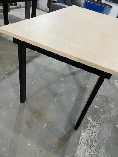 Mesa de jantar semi nova em madeira com tampo em mdf  1.60x80