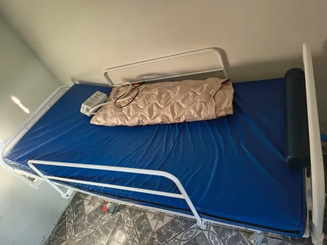 Cama hospitalar e cadeira de rodas