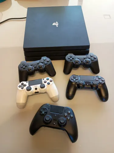Ps4 pro + 5 controles