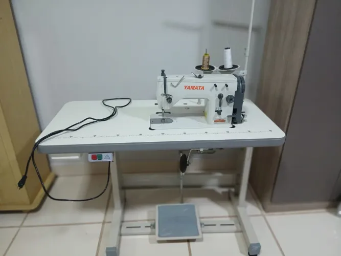 Máquina de costura reta adaptada pra bordar
