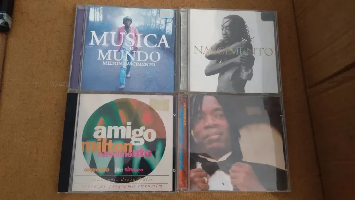 CDs Milton Nascimento 10 reais cada.